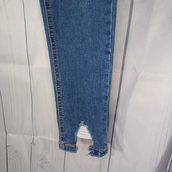 Wallflower Distressed The Flirty Curvy high rise skinny jeans - Picture 5 of 11